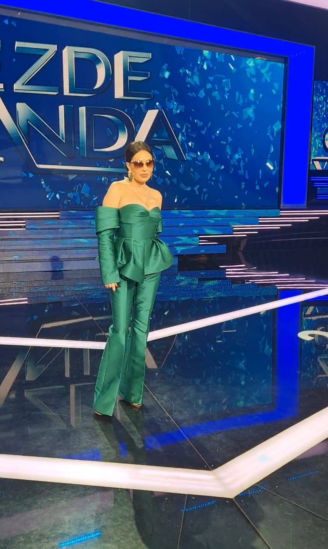 (Видео) Цеца како холивудска ѕвезда дојде на снимањето на „Гранд“, во тесен конбинезон и разголено деколте