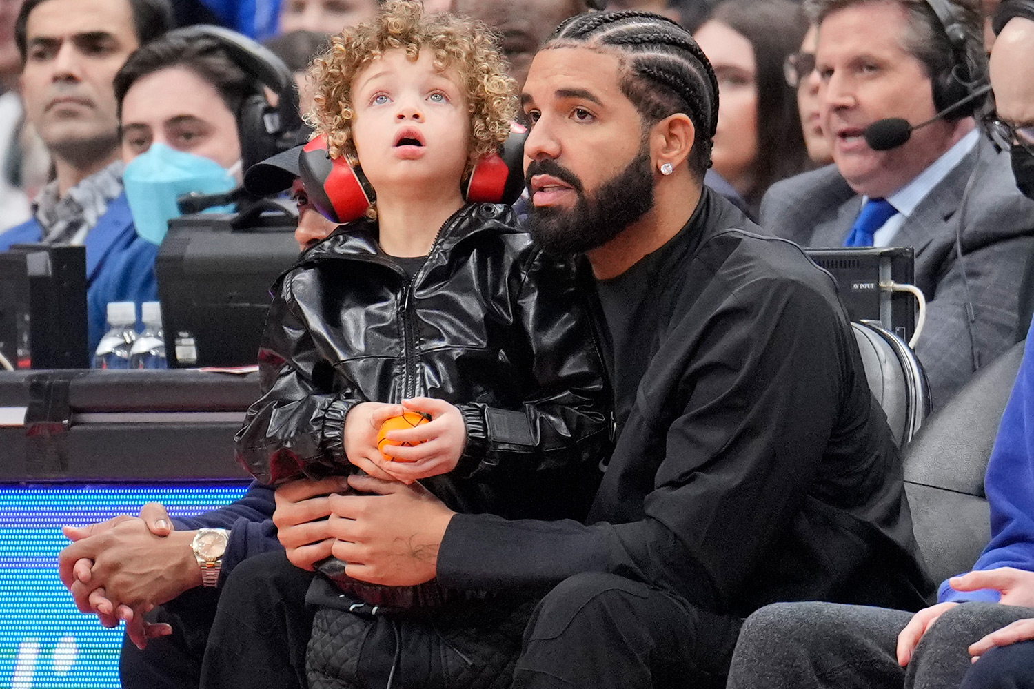 (Фото) Синот на Дрејк покажа талент за уметност