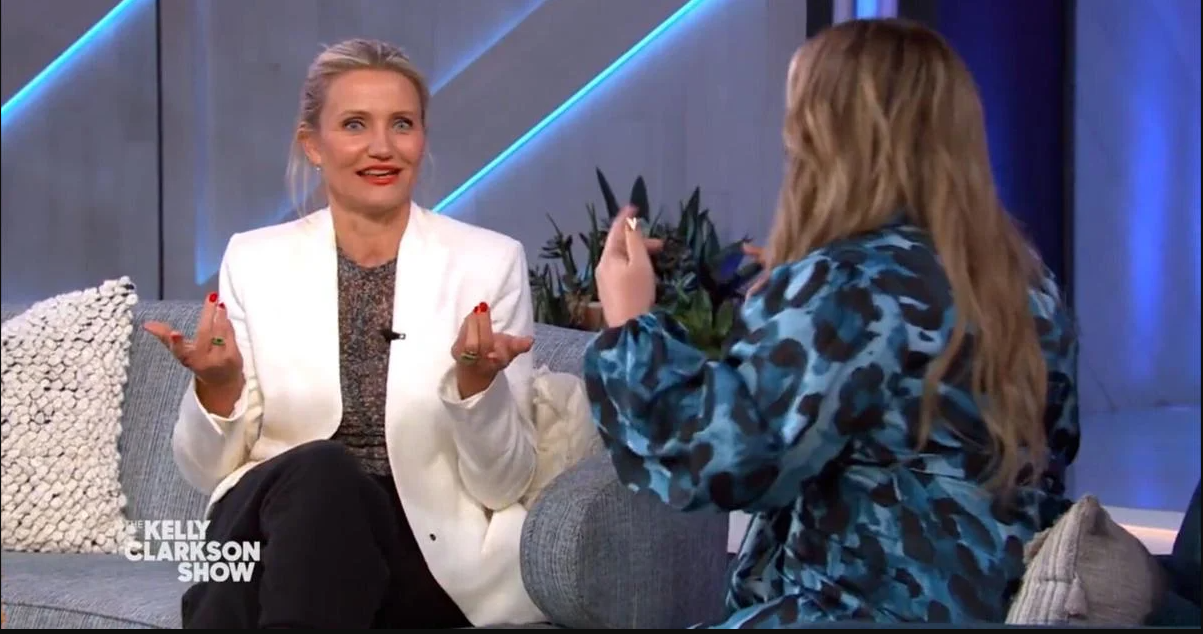 Камерон Дијаз со секојдневен изглед се појави во емисија – спортски патики, блуза со принт и црни капри-панталони