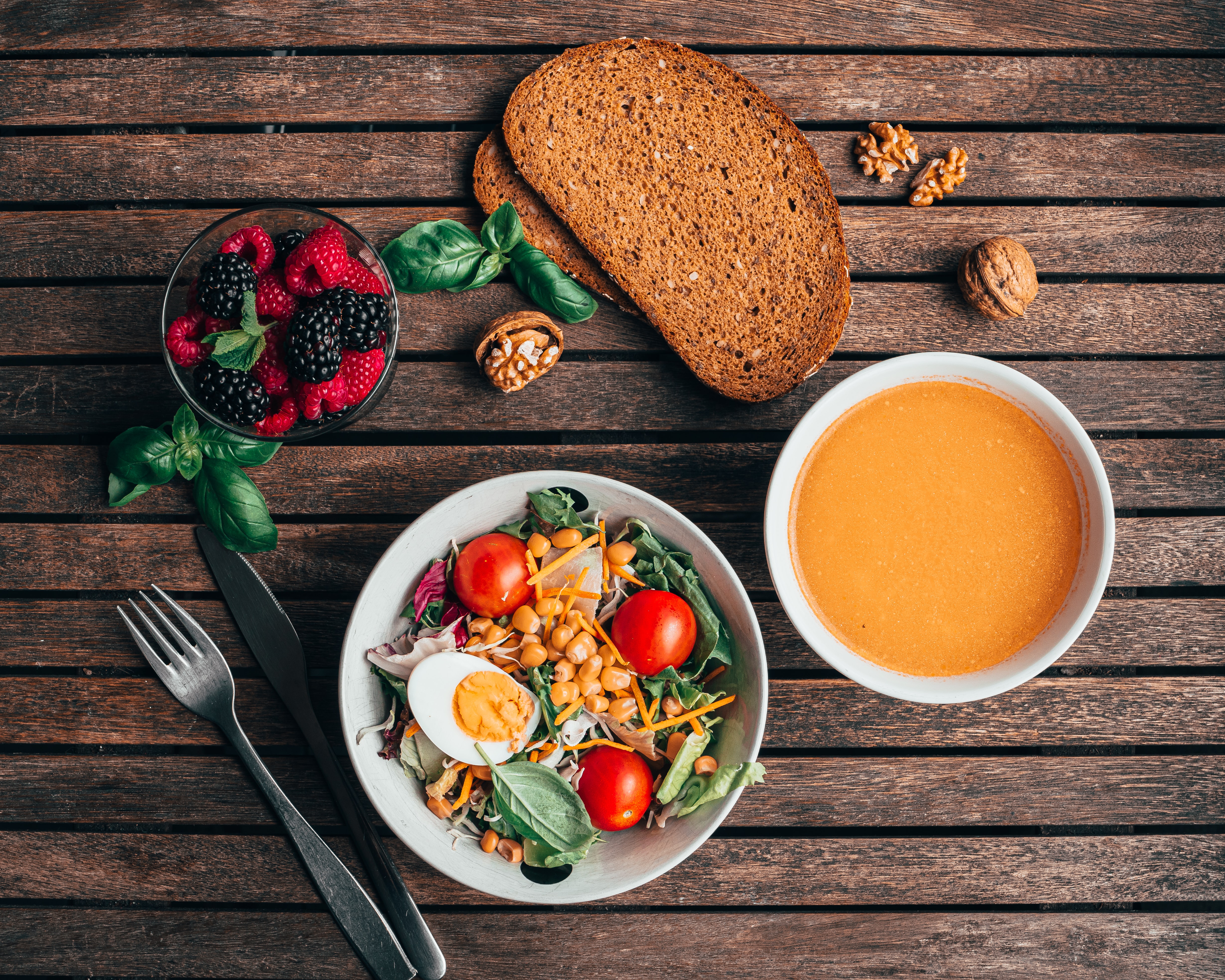 Пролетни салати со евтини продукти