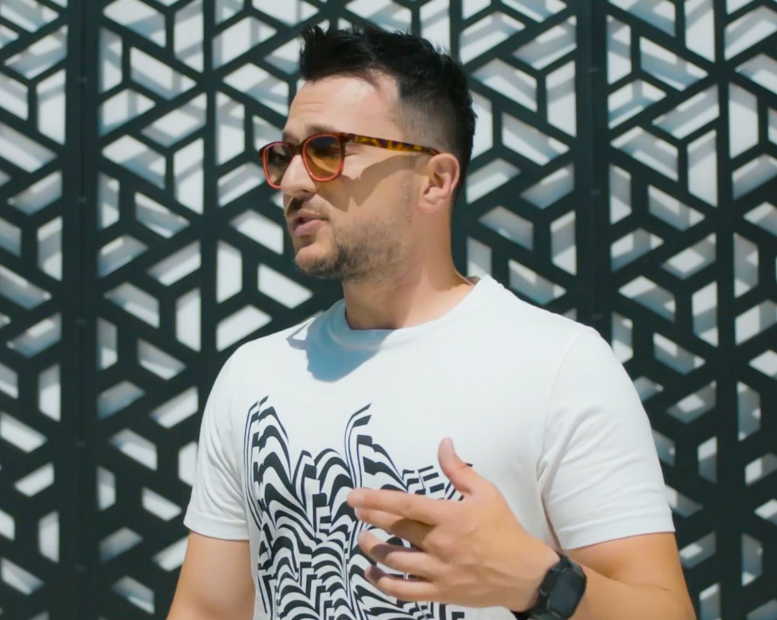 (Видео) Лозано на роденденот промовира песна со згодни девојки и забава на базен