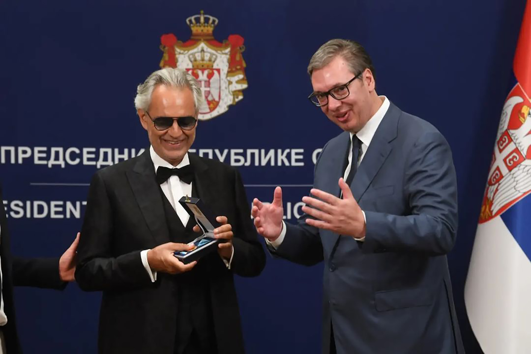 Александар Вучиќ го одликуваше Андреа Бочели со медал за заслуги пред концертот во Белград