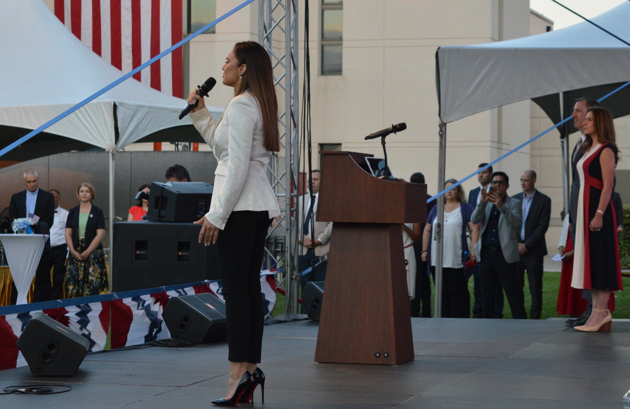  Елена Ристеска ја пееше македонската химна во американската амбасада за Денот на независноста