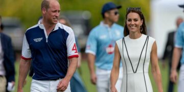 (Фото) Кејт и Вилијам првпат се бакнаа во јавност, иако не е дозволено покажување емоции според кралските правила