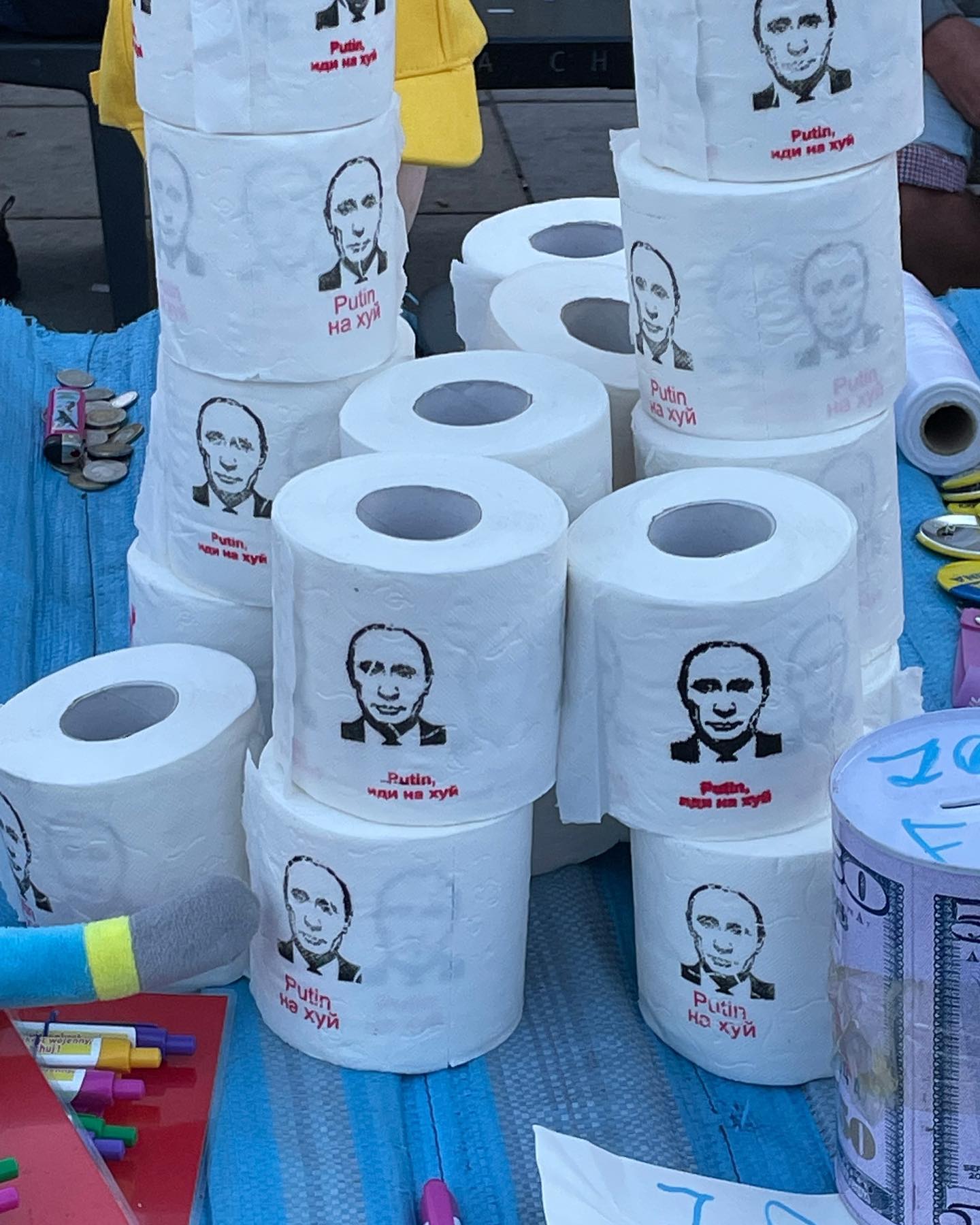 Сувенир со ликот на Путин на тоалетна хартија се продава во Варшава