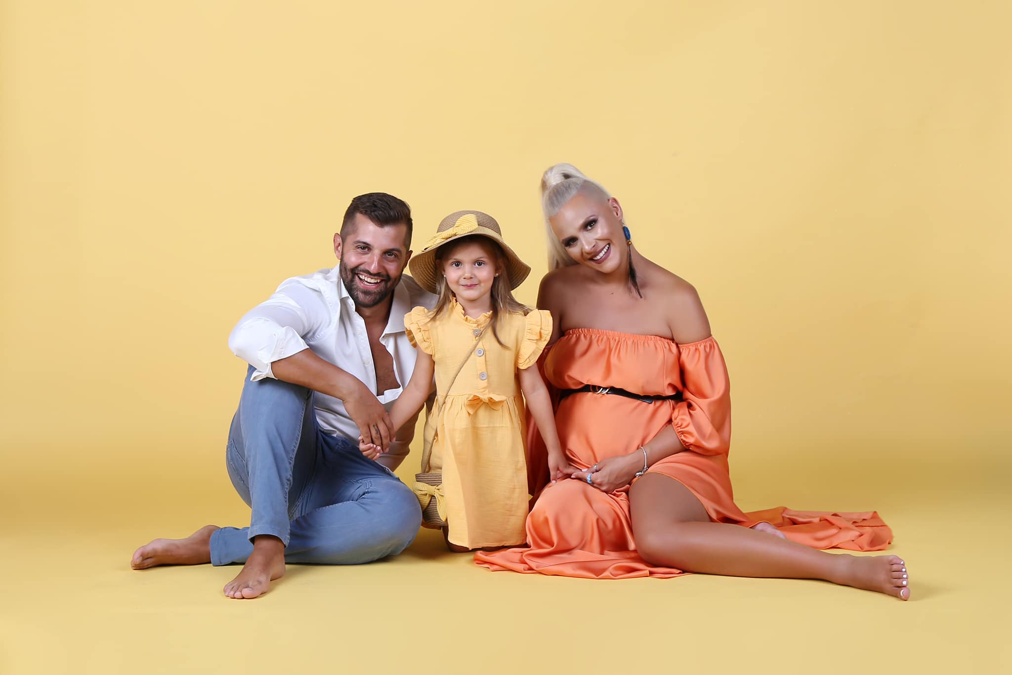 Среде забава во ресторан ѝ пукна плодовата вода на Сара Мејс, пејачката роди син