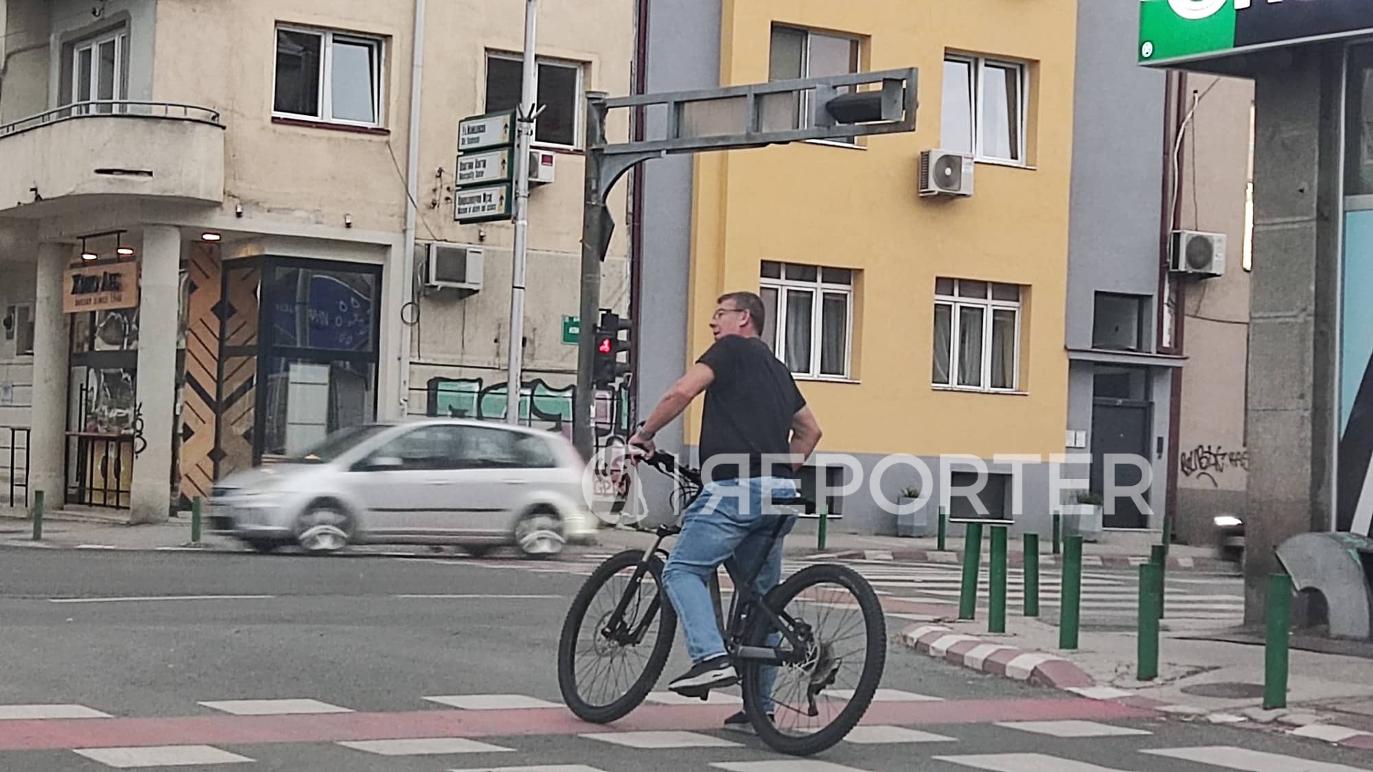 (Видео) Перо Камиказа помина на црвено пред Влада