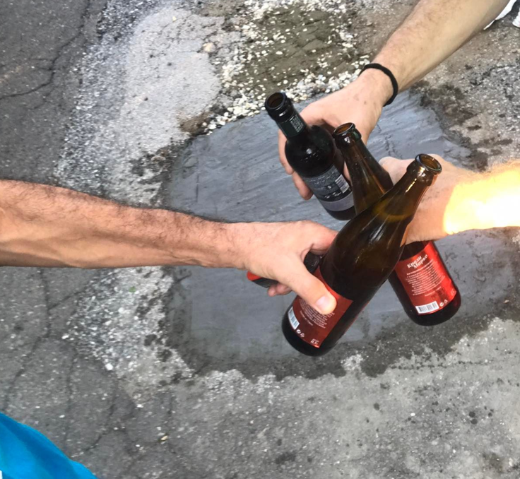Скопјани со пиво ги крпеа дупките на Водно