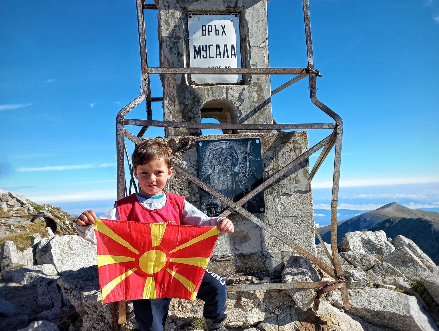 (Галерија) Четиригодишниот Дејан од Битола го искачи највисокиот врв на Балканот, Мусала