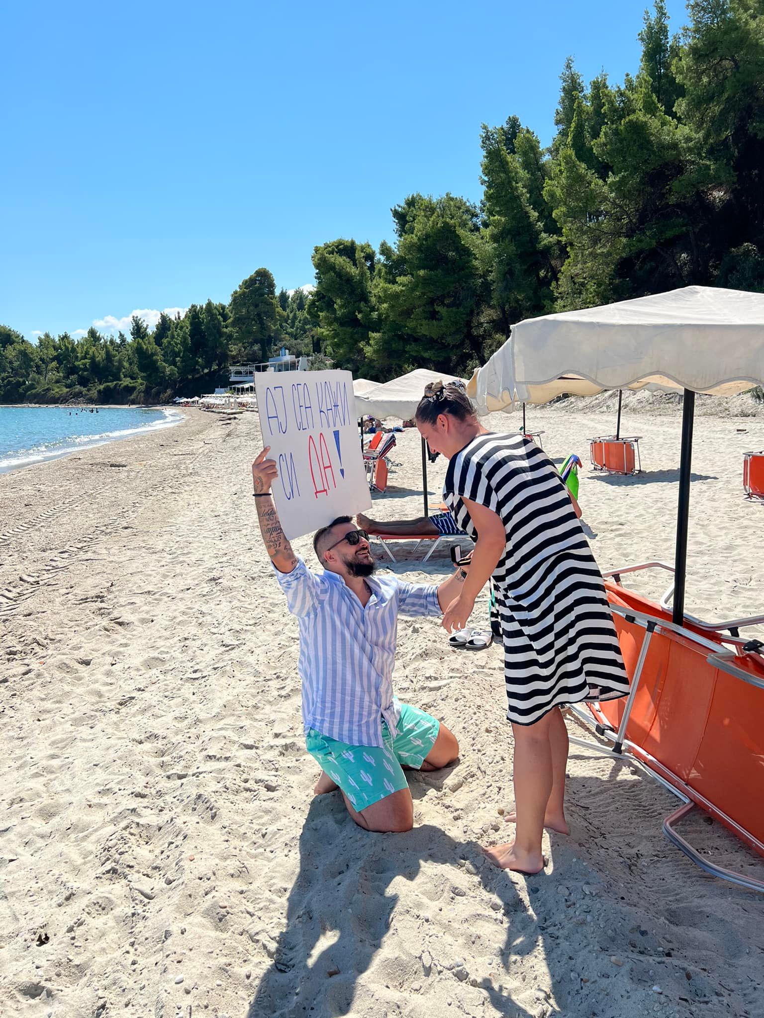 (Видео) Ај сега кажи си да – Бомбакис ја побара девојка сѝ за жена