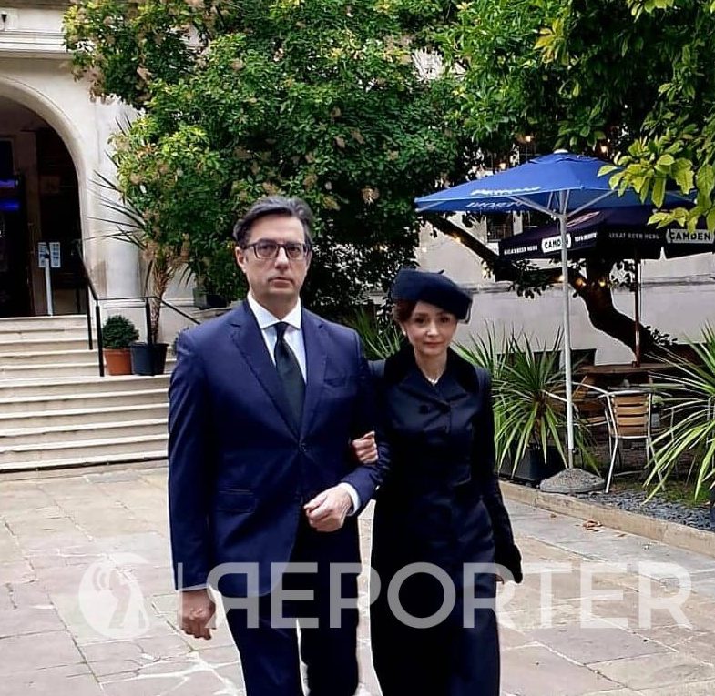 Темна шапка и чанта од Чаршијата: првата дама на погреб кај кралицата