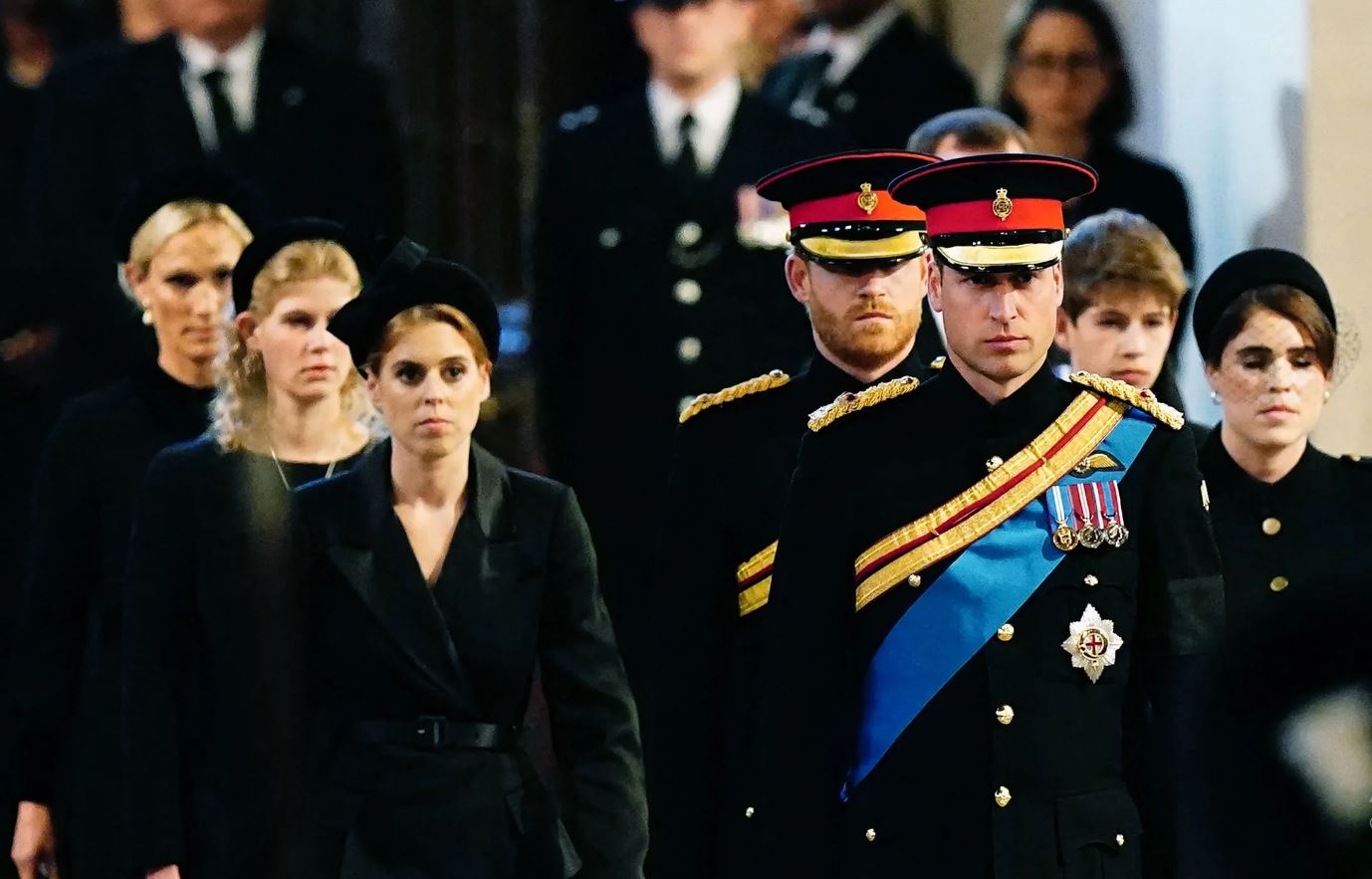 (Видео) Осумте внуци на кралицата Елизабета бдееја покрај ковчегот на нивната баба