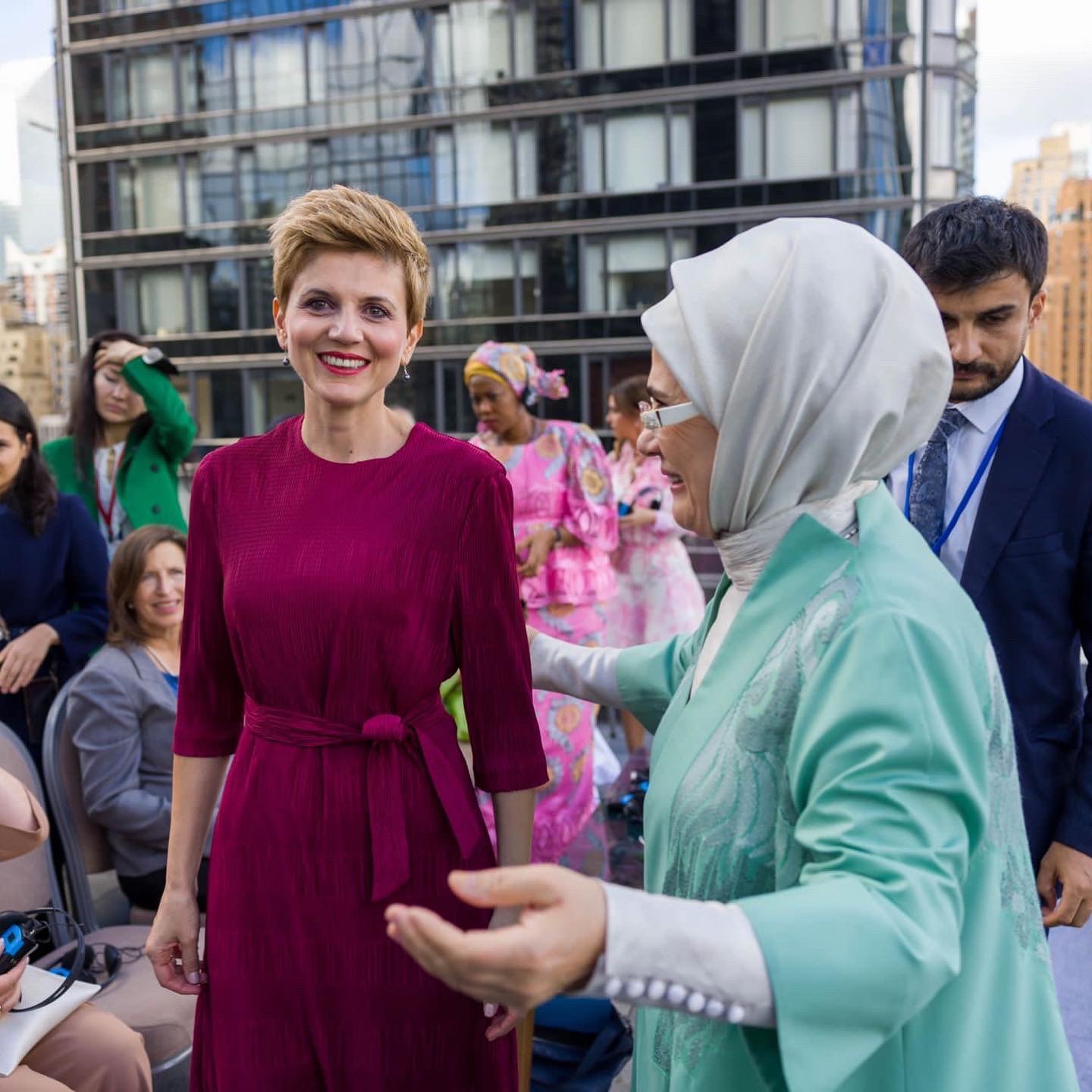 Фустан во бургунди боја за прием кај Емине Ердоган: Тања Кокев ја облече сопругата на пермиерот Ковачевски