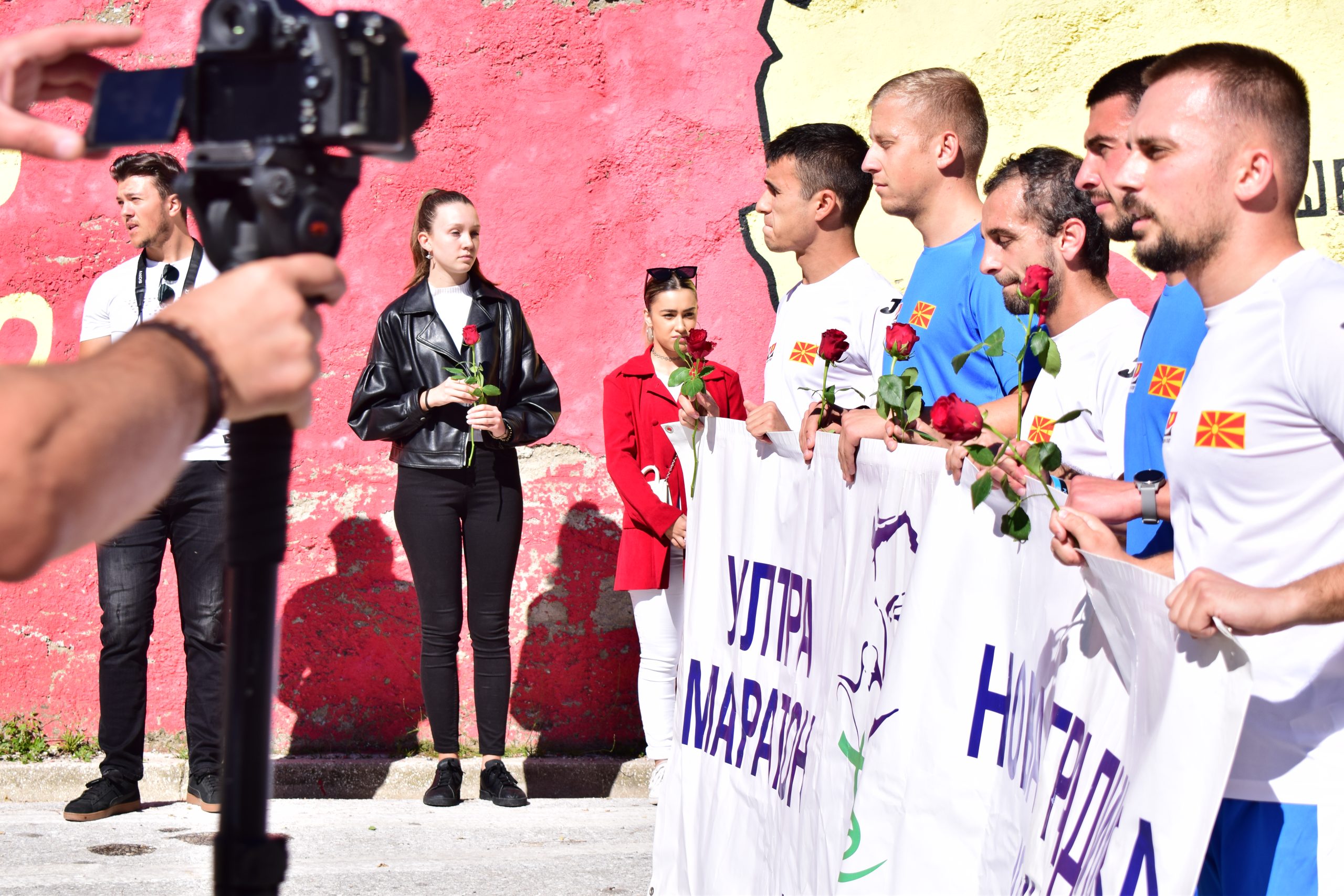 Во Крушево пристигнаа маратонците кои трчаа во чест на Тоше, ги пречекаа со 500 црвени рози