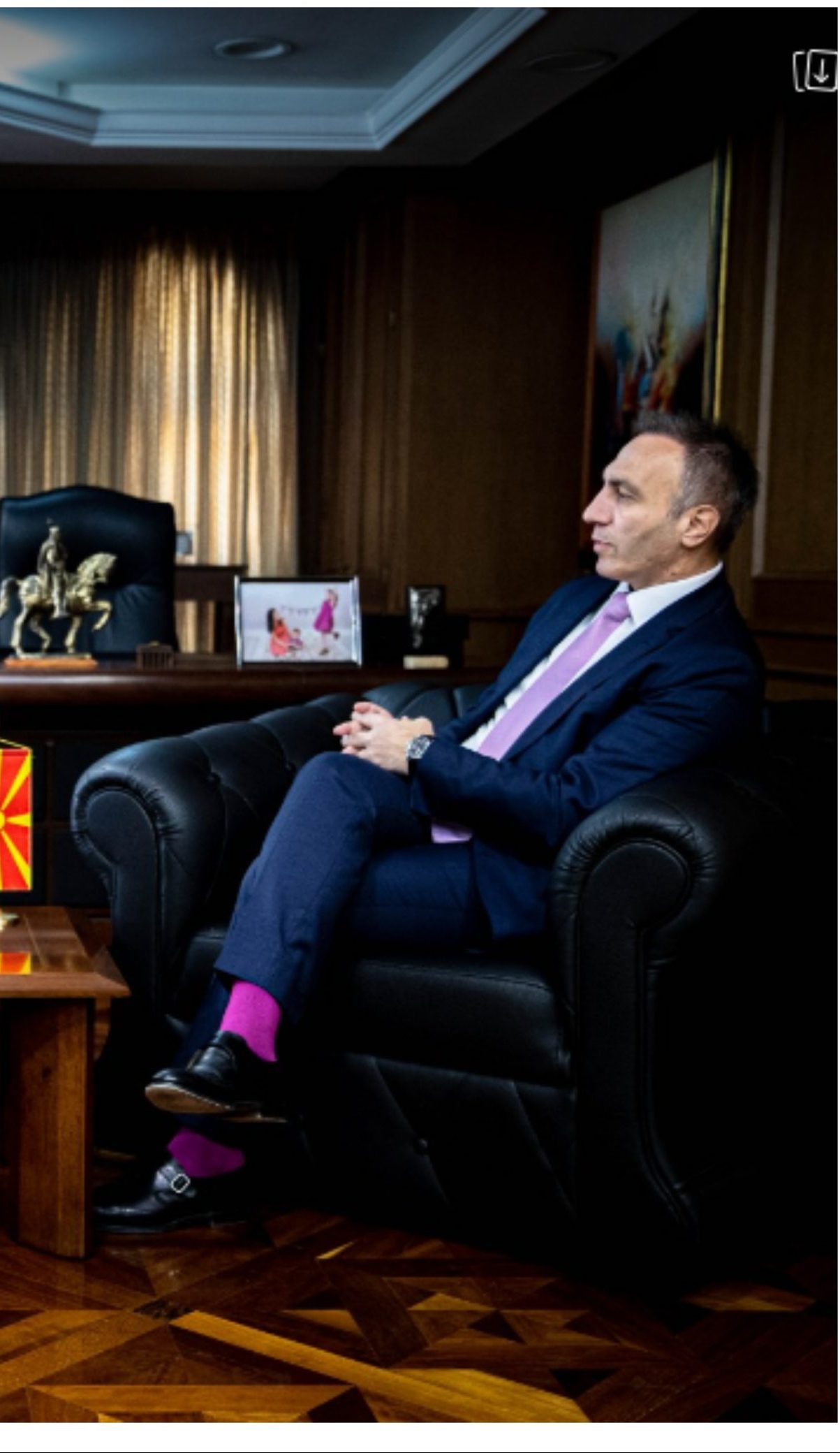 Артан Груби со розови чорапи го пречека албанскиот амбасадор