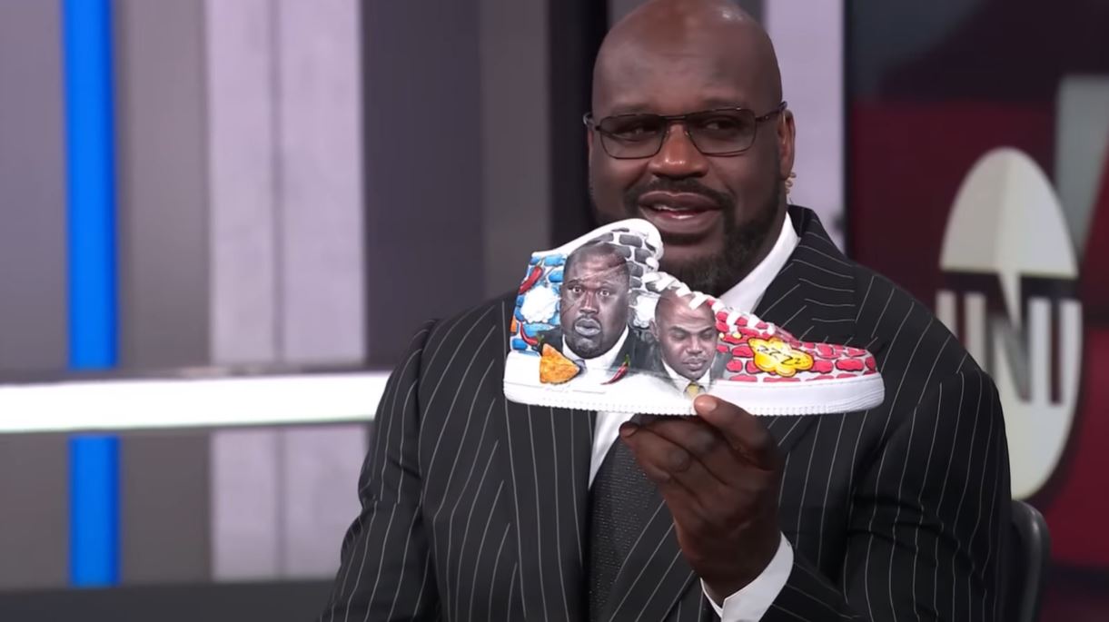 (Видео) Шекил О’Нил доби патики од Сатја Грабулоски кои ги виде цела Америка во емисија во живо