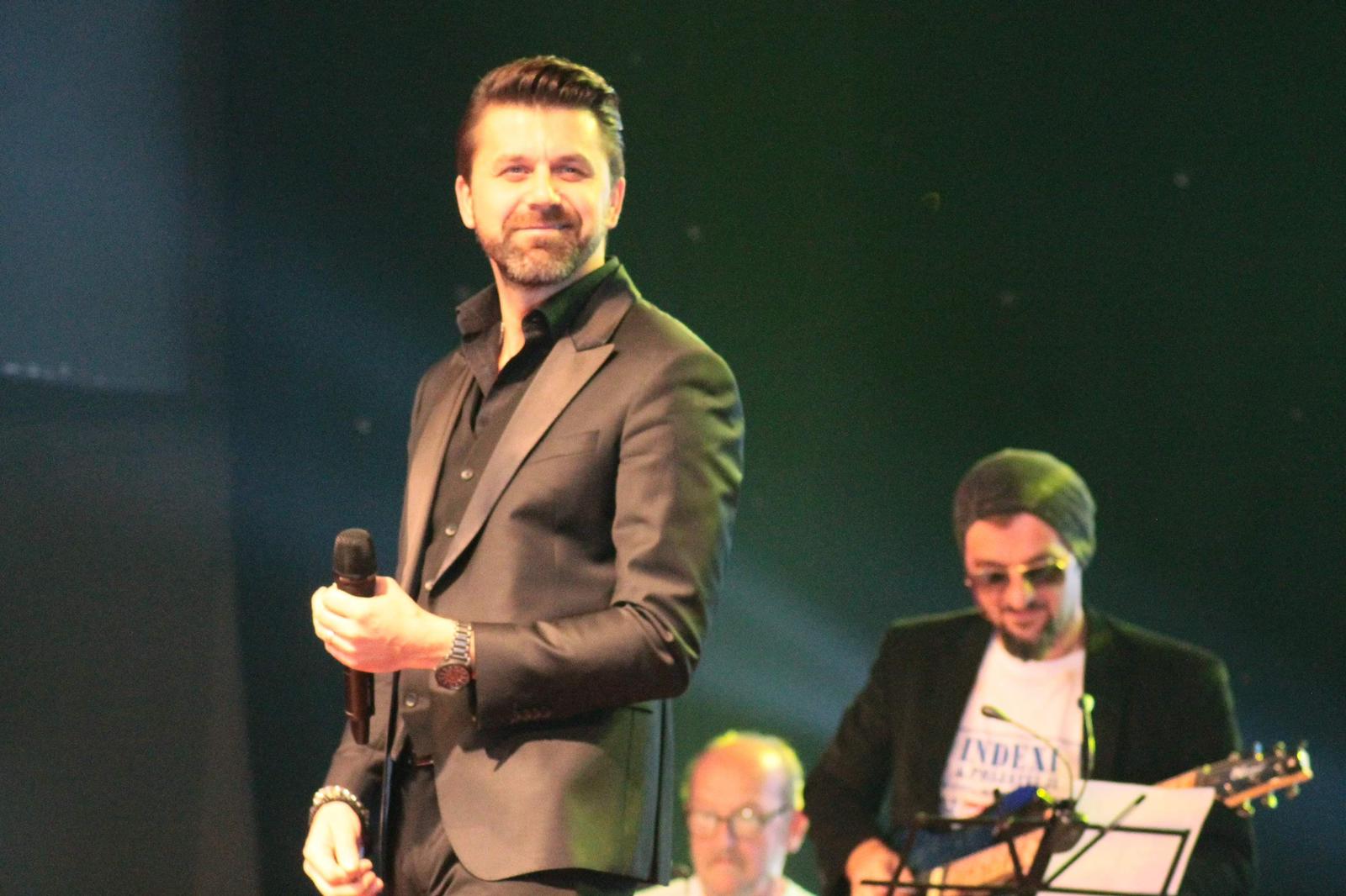 (Галерија) Тања Лазаревска качена на стол лепеше пари на музичарите, со Анета Молика направија џумбуш во Мелбурн