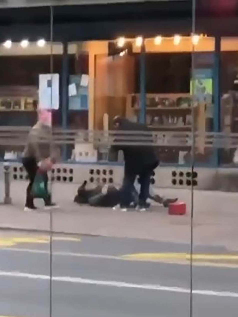 (Видео) Манијак напаѓа жени низ улиците на Белград