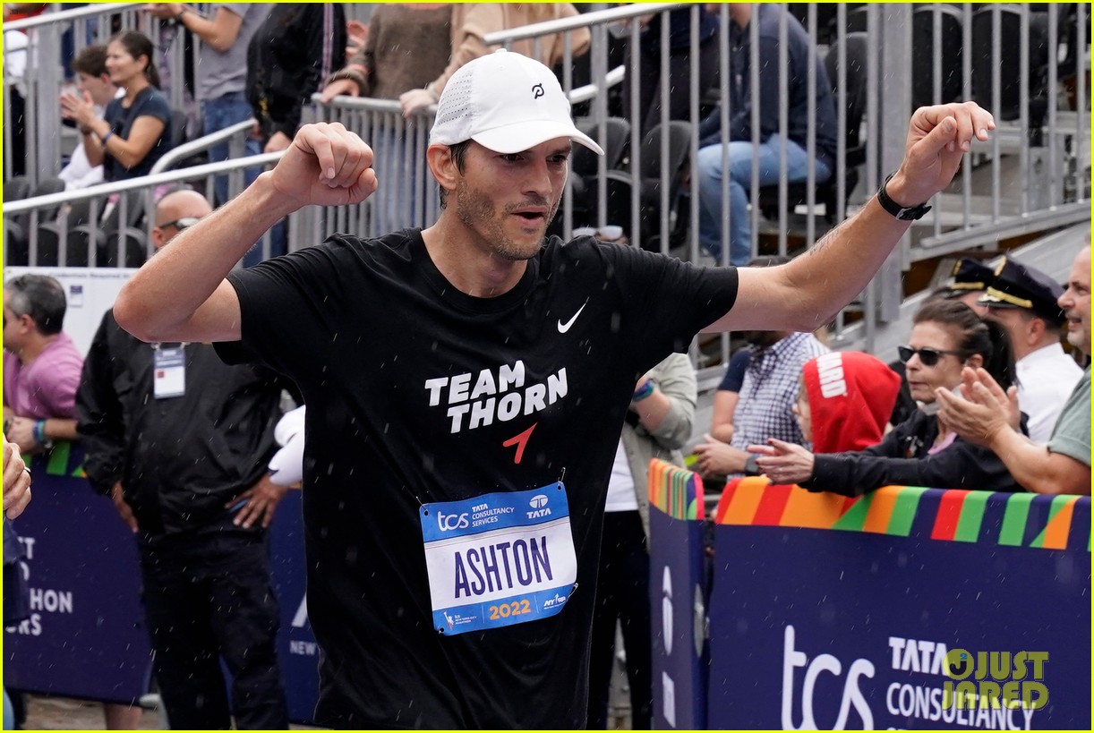 Ештон Кучер трчаше на маратонот во Њујорк и собра еден милион долари за хуманитарни цели