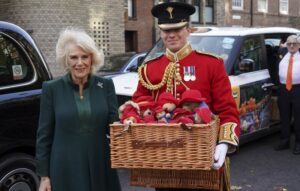 Камила ги донираше мечињата „Падингтон“ оставени во чест на починатата кралица