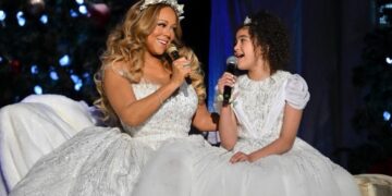 (Видео) Мараја Кери и ќерка ѝ за концерт во Њујорк се облекоа исто