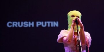 (Видео) Членка од бендот „Пуси рајот“ уринира на портрет од Путин