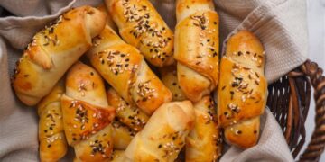 Едноставен рецепт за кифли со кашкавал и шунка