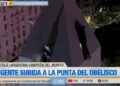 (Видео) Аргентинец висеше 71 метар над земјата за да ги пречека Меси и фудбалерите