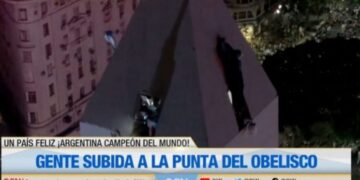 (Видео) Аргентинец висеше 71 метар над земјата за да ги пречека Меси и фудбалерите