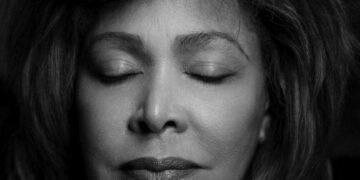 Тина Тарнер со емоции се прости од починатиот син: Во тага ги затворам очите и мислам на тебе