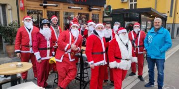 Дедо Мразовци делеа подароци низ Скопје, па седнаа на кафе во Дебар маало