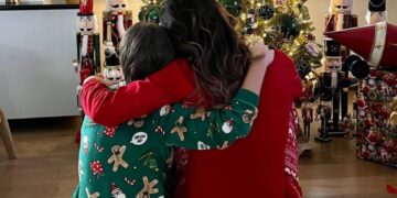 Северина позира со синот пред елка за Божиќ, сликата собра 25 илјади лајкови