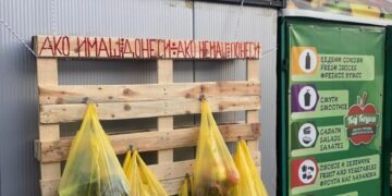 Кеси со храна оставени на закачалка за поубави празници, хумана акција на гранапче во Гевгелија