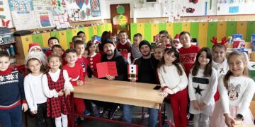 (Видео) ДНК со пакетчиња и пица израдуваа деца од две основни школи и со цело одделение ја пееја „Што сака нека биде“