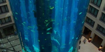 (Видео) Аквариум висок 14 метри експлодира во хотел во Берлин