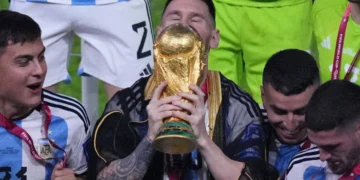 Ако Меси одбиеше да ја носи мантијата на доделувањето на трофејот ќе избиеше голем дипломатски скандал рече романски тренер