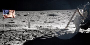 Парче камен од Месечината кое исчезна пред половина век му го вратија на Кипар