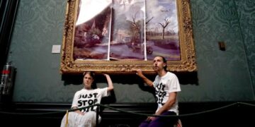 Активисти мора да платат отштета за уништување слика во галерија во Лондон