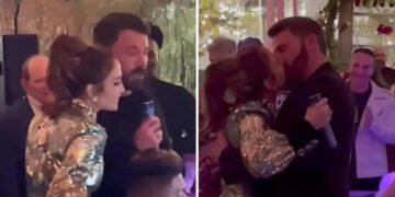 (Видео) Бен Афлек и Џенифер Лопез заедно пееја на божиќна забава
