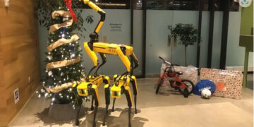 (Видео) Три роботи ја накитија елката за вработените во компанија во Бостон