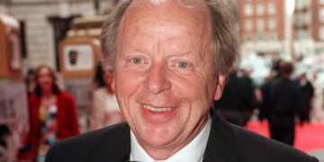 Почина познатиот британски сатиричар Џон Бирд