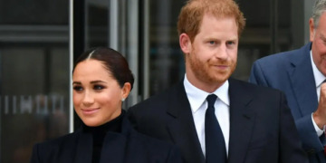 Тие се само нарциси желни за внимание, им порачаа фановите на Хари и Меган по гледањето на документарецот