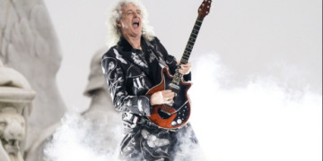 Кралот Чарлс го прогласи Брајан Меј за витез