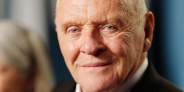 Ентони Хопкинс прослави 47 години како е трезен, оддалечете се од токсичните луѓе и живејте го животот, порача глумецот за Нова година