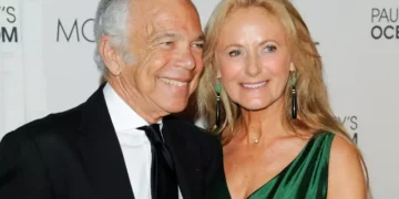 Ја запроси сопругата на првиот состанок, а таа го инспирира да ги создаде Поло маичките: Љубовната приказна на Ралф и Рики Лорен