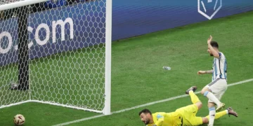 (Фото) Голот на Меси треба да биде поништен затоа што резервните фудбалери на Аргентина влегоа предвреме на теренот да слават, пишуваат француските медиуми