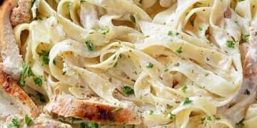 Кремаста алфредо-паста со пилешко
