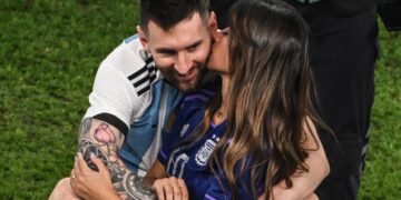 (Видео) Меси објави видео од сопругата додека провокативно игра во црвен фустан