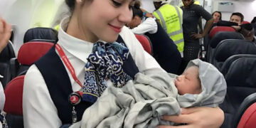 Жена се породи во авион додека летала за Амстердам