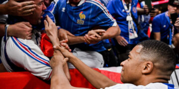 (Видео) Килијан Мбапе му се извини на навивачот што го удри со топка пред натпреварот со Мароко